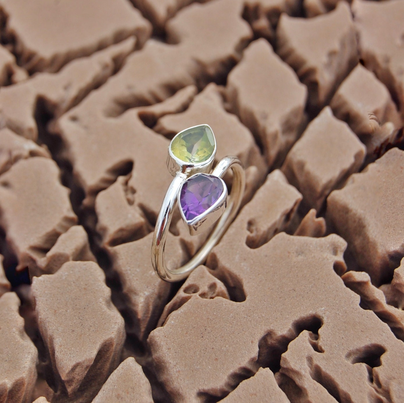 Elegant Amethyst-Peridot Leaf Ring