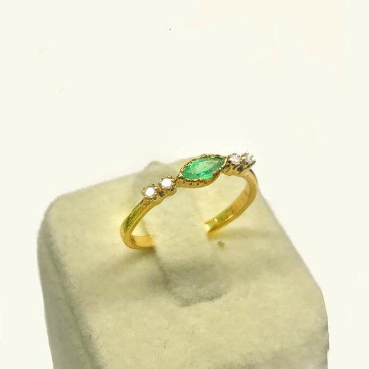 Pretty Diamond-Emerald Dainty Ring