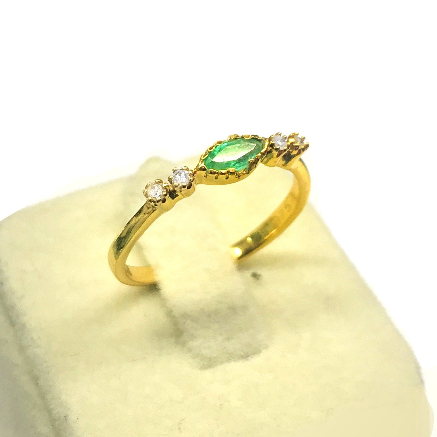 Pretty Diamond-Emerald Dainty Ring